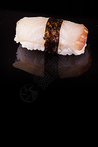 黑色的黄黄色尾巴菜单食物餐厅盘子背景海苔海鲜鱼片寿司图片