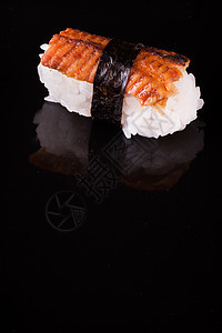 被黑背景隔绝的电动尼基里寿司菜单黑色鱼片海苔食物餐厅海鲜盘子背景图片