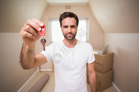 随身人拿出他家的钥匙快乐公寓休闲男人男性搬迁服装家庭闲暇房子图片