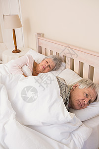 睡在床上的老年夫妇说谎卧室焦虑老年人公寓闲暇家庭房子睡眠退休图片