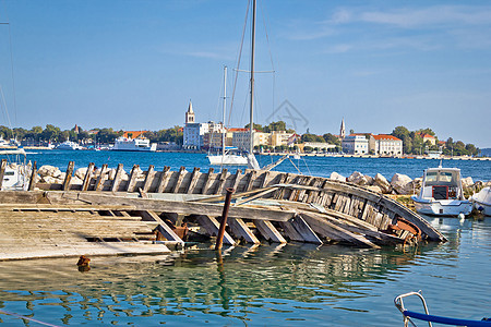 在Zadar的旧沉没木船图片