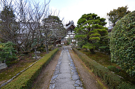 日本Tenryu-ji寺庙地区入口处的石路标志图片