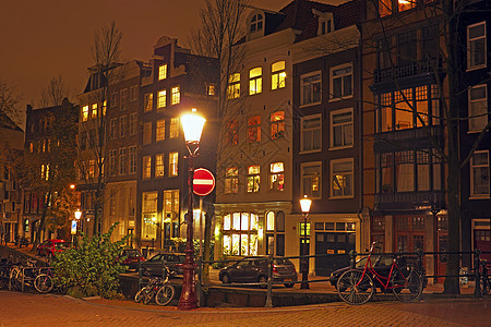 荷兰阿姆斯特丹的中世纪住房夜里晚上房子风光特丹城市建筑建筑学街道首都图片