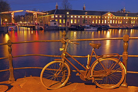 夜间从荷兰阿姆斯特丹到荷兰的城市风景首都街道建筑特丹运输建筑学自行车风光城市历史图片