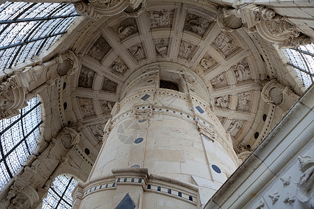 法国查姆堡城堡的楼梯天花板上版税建筑学旅行窗户池塘历史奢华遗产建筑闲暇图片