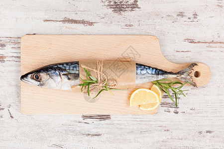 新鲜的鹦鹉鱼柠檬海鲜胡椒子切菜板活力水平烹饪美食午餐动物图片