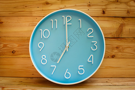 木头背景的长钟脸钟表手表白色数字小时机械倒数蓝色历史性黄色图片