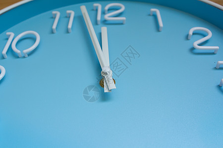 木头背景的长钟脸历史性白色指针手表历史数字倒数质量钟表机械图片