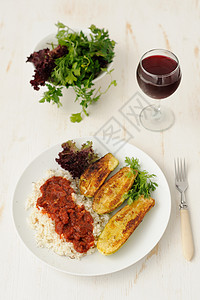 带饭和香食 新鲜草药和一杯红酒的炸烤菜高清图片