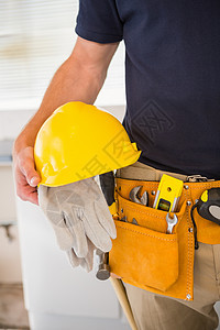 紧贴男人与工具腰带建筑工人防护安全帽体力劳动者工作建设者螺丝刀男性头盔黄色图片