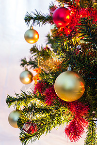 带有黄金和红装饰的圣诞树礼物庆典传统松树绿色白色展示季节金子幸福图片