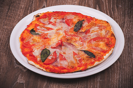 白色盘子上的意大利披萨图片