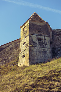 罗马尼亚Rasnov城堡的中世纪塔和防御墙墙壁岗楼考古学旅行蓝色堡垒衰变石头天空风景图片