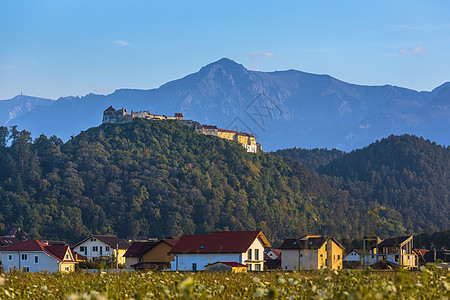 罗马尼亚拉斯诺夫堡垒和布塞吉山风景阴霾全景地标蓝色考古学山脉环境城堡旅行图片
