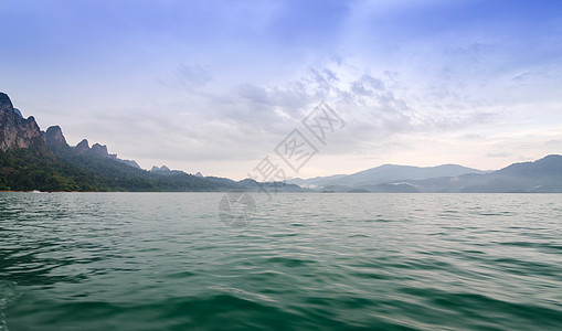 K区大坝的山地和河流自然景点图片