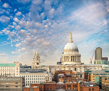 伦敦天际与圣保罗大教堂在日落时的盛大图片