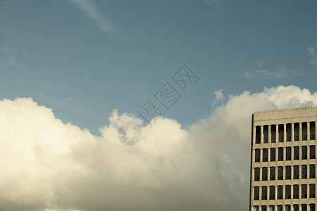 寒冷的冬云和城市办公大楼中的天空图片