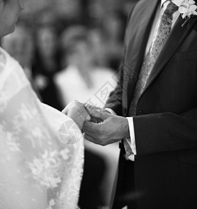 新娘和新郎的手在婚礼结婚仪式上成人女朋友联盟手套白色两个人人类庆典男士衬衫图片