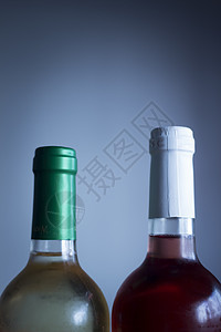 孤立的玫瑰和白葡萄酒瓶房白酒液体蓝色酒精对象绿色零售空白酒瓶反射图片