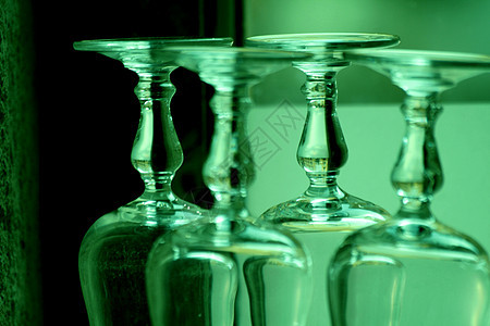 餐厅酒吧的酒杯上翻红酒杯庆祝夜店魅力庆典夜生活水平凝胶餐具绿色酒精图片