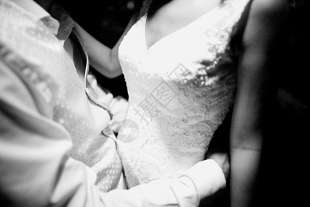 婚嫁新娘和新郎的手握手女性夫妻水平仪式已婚摄影黑与白男士结婚浪漫图片