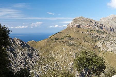 西班牙马略卡岛的山脉全景岩石地块海岸线薄雾天空旅行高度旅游衬套图片