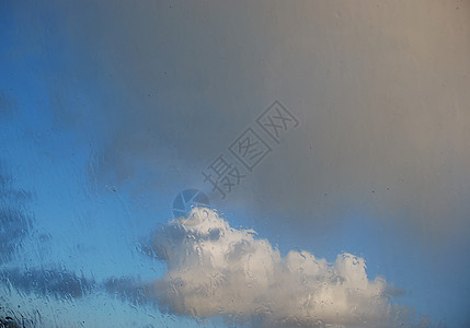 窗上的雨蒸气窗户蒸汽水滴湿度天空水样墙纸天气雨量图片
