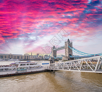 伦敦 塔桥和泰晤士河日落时的惊人景象图片