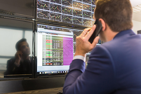 股票交易商在看电脑屏幕生长金融男人贸易办公室投资者工作管理人员技术库存图片