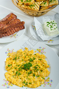 美味的早餐早餐草药桌子黄油香肠食物香菜橙子餐厅生物面包图片