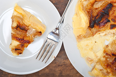 新鲜梨饼美食食物木头糕点棕色馅饼营养蛋糕焦糖盘子图片