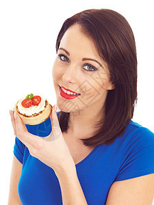 以奶油奶酪和番茄为食用烤面包的年轻女性成人食物小吃微笑女士黑发白色冒充早餐图片