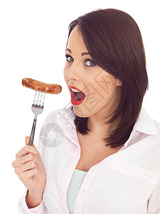 在叉子上持有猪香肠的年轻女子女性冒充香肠白色油炸成人食物猪肉女士黑发图片
