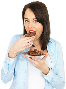 吃饼干的年轻女性黑发造型女孩巧克力片成人白色食物甜点女士小吃图片