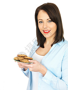 吃饼干的年轻女性黑发小吃成人巧克力片女士白色造型食物盘子甜点图片