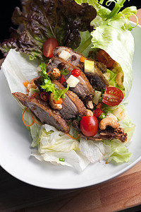 泰国烤鸭沙拉蔬菜餐厅辣椒烹饪宏观晚餐油炸海鲜鸭子午餐图片