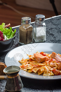 有番茄酱和烤鲑鱼的远方午餐餐厅沙拉美食海鲜香菜桌子蔬菜鱼片食物图片