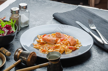 有番茄酱和烤鲑鱼的远方熏制沙拉胸部午餐海鲜美食辣椒食物鱼片桌子图片