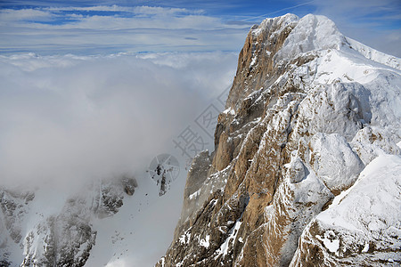 白雪高山的山坡上有云图片