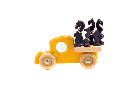 白色上与马象棋组隔离的旧木木车玩具图片