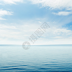 蓝色的海和云天在天空之上晴天反射季节天气空气阳光海洋环境场景生态图片