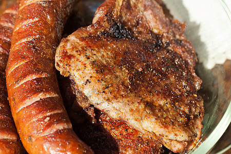 在烤架上用美味的烤肉烧烤腰肉家禽猪肉派对食物花园木炭羊肉香肠架子图片