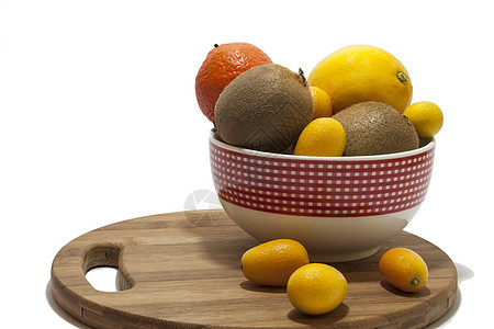 碗里和厨房餐桌上的水果布置热带食物黄色饮食奇异果柠檬图片