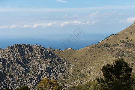 西班牙马略卡岛的山脉衬套海岸线薄雾天空高度旅行风景石头全景海岸图片