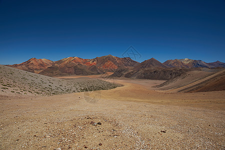 阿塔卡马沙漠多姿多彩的山脉蓝色干旱染色黄色荒野天空公园国家红色沙漠图片