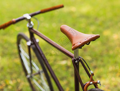 在草地上骑着时髦的自行车车辆陀螺仪杠杆框架踏板赛车运输曲柄运动车轮图片