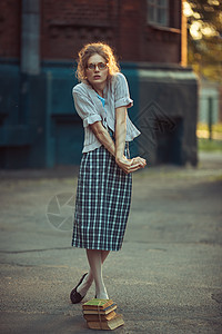 带着眼镜和旧礼服的有趣女孩女性快乐老师学校大学女士学生女学生乐趣图片