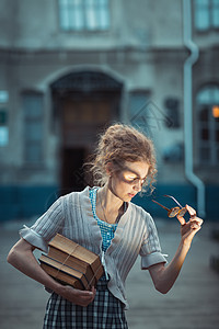 带着眼镜和旧礼服的有趣女孩学校学生女性女士女学生快乐乐趣老师大学图片