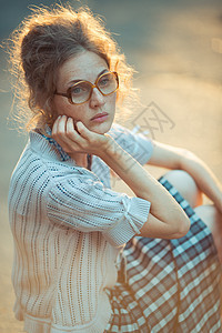 带着眼镜和旧礼服的有趣女学生老师学生女性女士女孩学校乐趣大学快乐图片