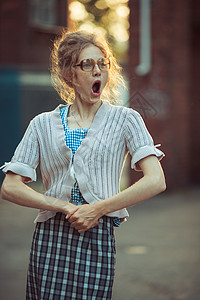 穿着眼镜和旧礼服的可笑疯狂女学生图片